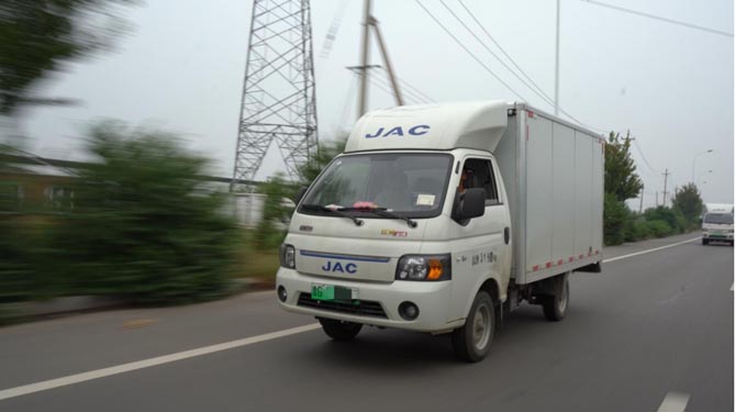 江淮1卡恺达42度纯电小卡交付 为电商果蔬配送注入“新”动力