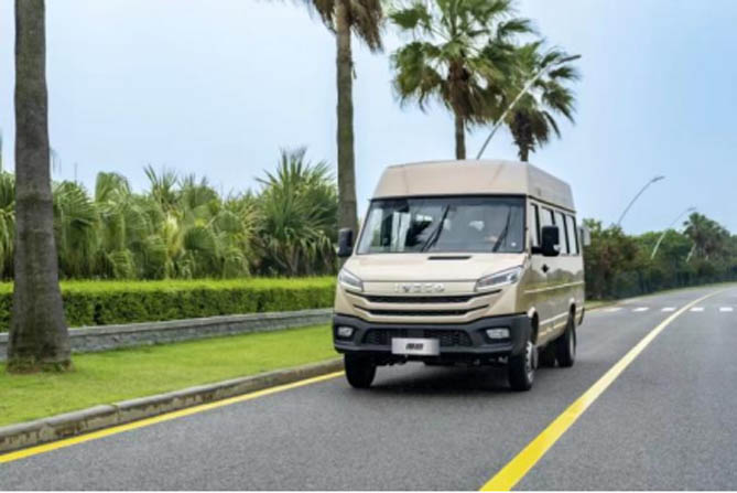 蛇年新春，南京依维柯暖心守护温馨到家