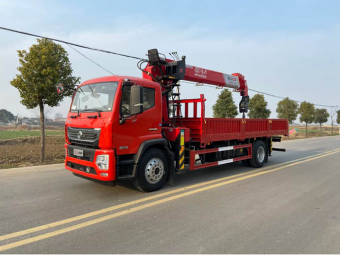 黄金动力+超强承载！东风专致随车吊底盘重塑工程运输新标杆