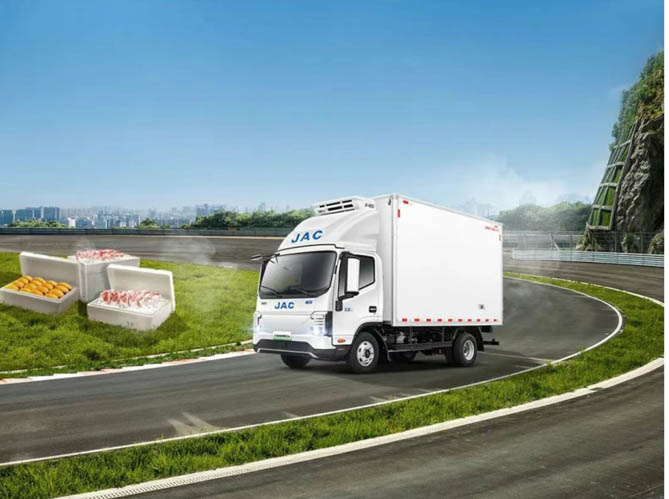 冷链1号，鲜链无忧！江淮新能源轻卡ES9冷藏车突破绿色运力瓶颈